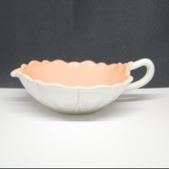 Anchor Hocking Handled Heart Bowl Oyster and Pearl White with Pink, 1938-1940 - Picture 3 of 12